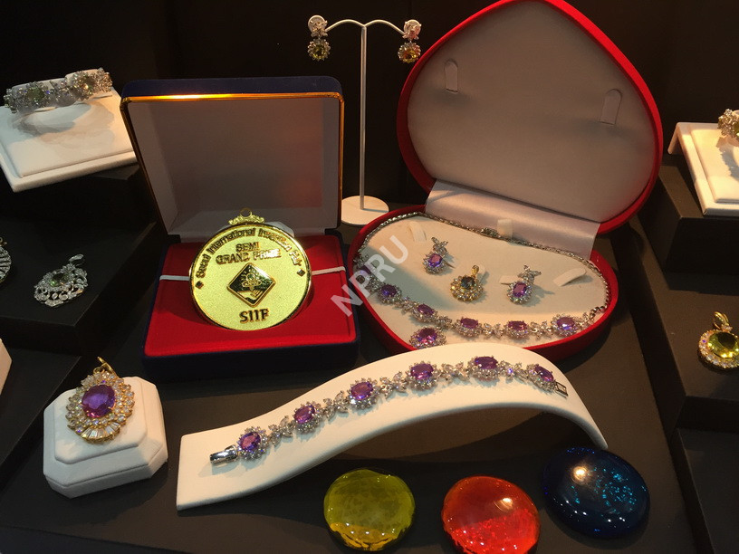 สูตรการผลิตแก้วเปลี่ยนสี (ฟ้า-ม่วง) สำหรับใช้เป็นอัญมณีเทียม